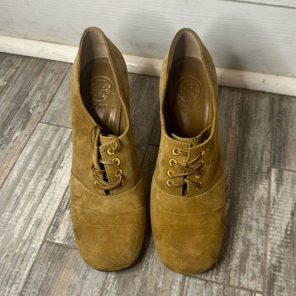 Tory Burch Camel Lace Up Suede Booties Ankle High 4.5 inch Heel Boots Size 8 - Picture 2 of 5